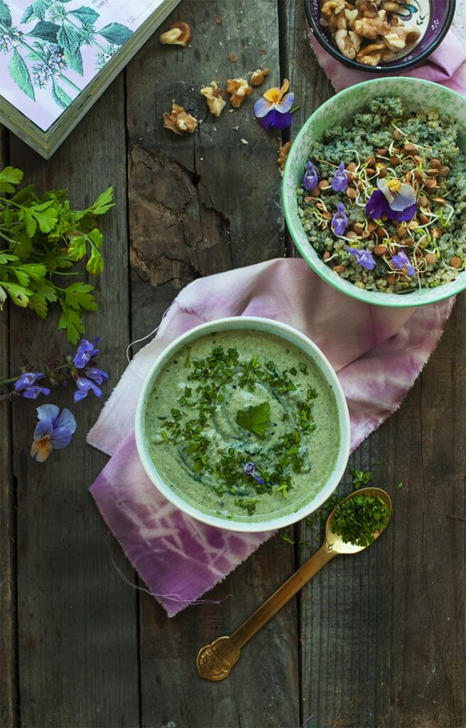 Salsa verde que acompañamos con ensalada de quinoa y semillas